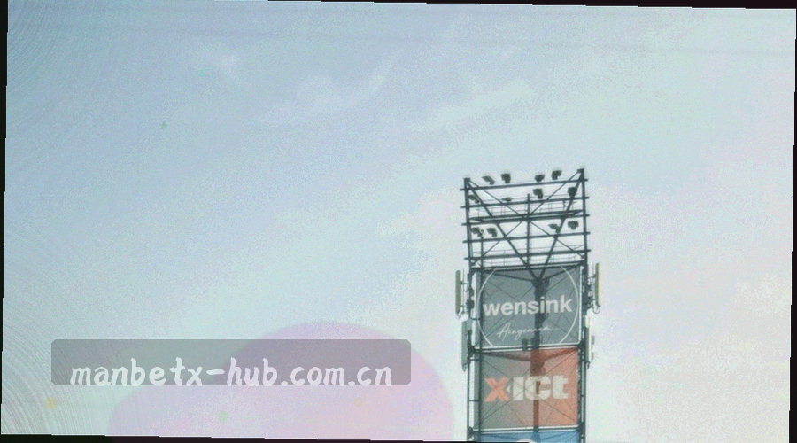 金属质感的版本徽章与刻度线局部特写，冷色反光扫过编号